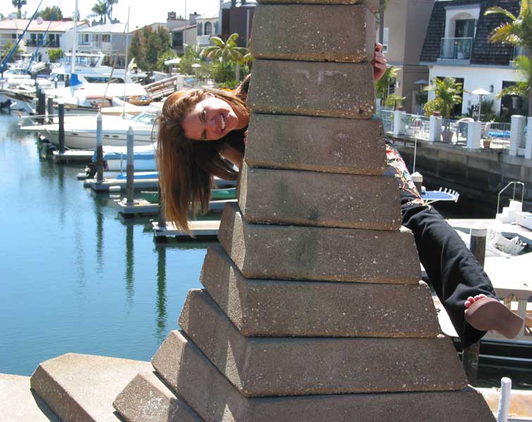 Julie plays in Newport Beach: 08.April.2006